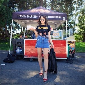 Denim skirt with rose embroidery